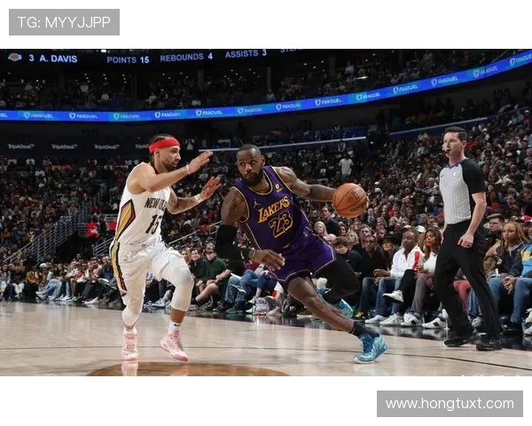 詹姆斯领衔湖人对决活塞展现王者风范与球队默契的精彩较量